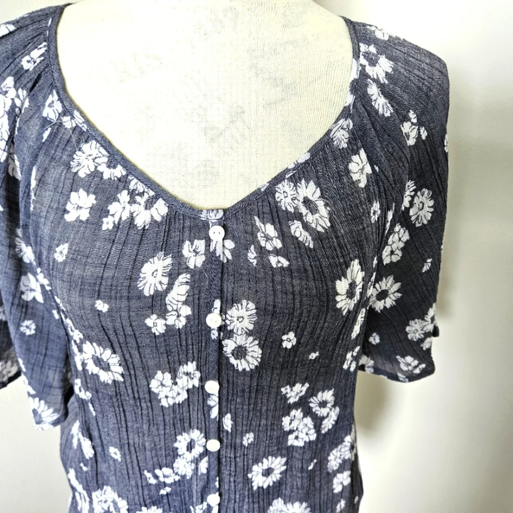 🌼Floral gray/ white bohemian blouse short sleeves size small 🌼 - Picture 4 of 7